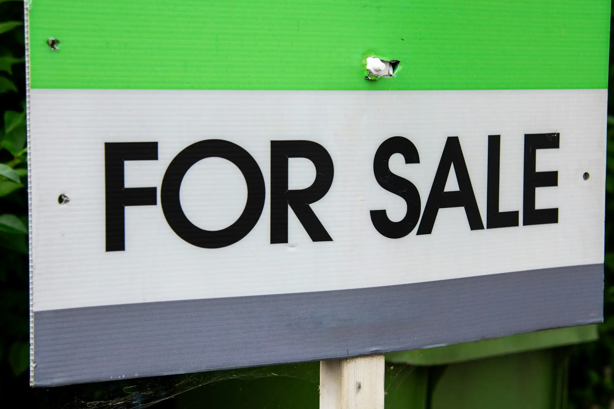 For sale sign outside a property, the gap a bridging loan covers between buying and selling