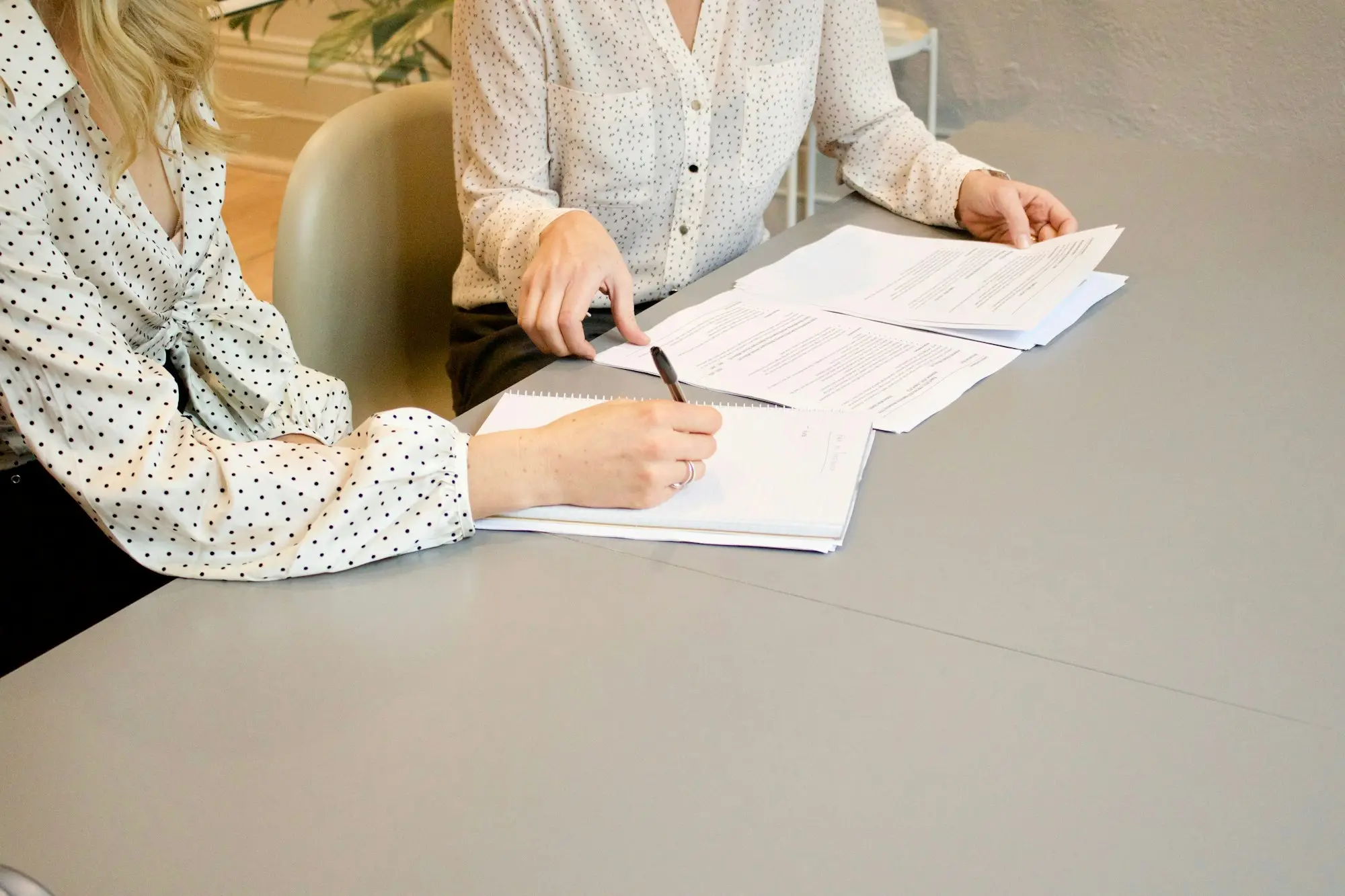 New franchisee signing a franchise agreement after lining up franchise finance within the disclosure and cooling-off timeline